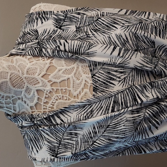 WHITE HOUSE BLACK MARKET Black And White Patterned Sleeveless Top - Picture 2 of 10